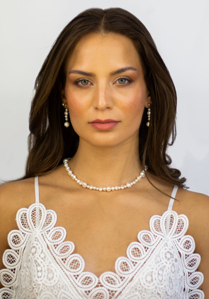 Model trägt Louanne Necklace – elegante handgefertigte Perlenkette aus Süßwasserperlen, kombiniert mit Ohrringen von  SimplyO