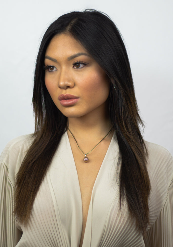 Ming-Perlenanhänger mit irisierender Süßwasserperle, getragen an Seidenkordel Frontbild am Model